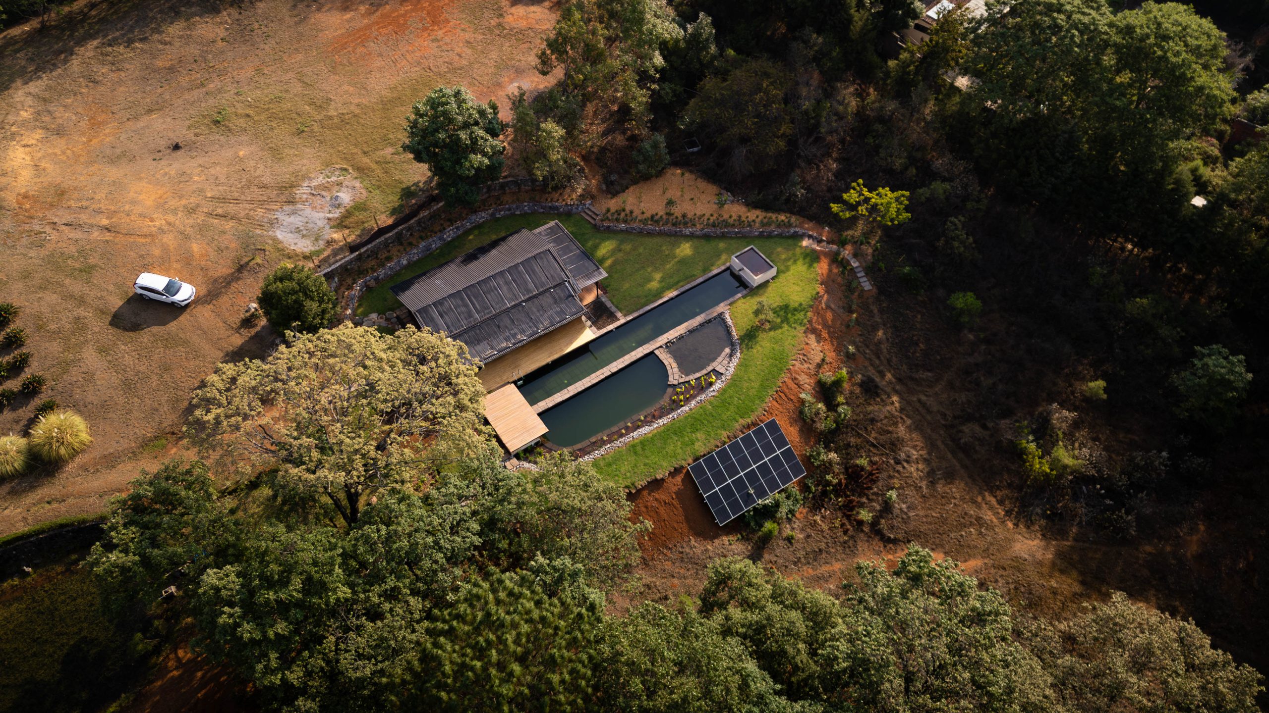 Casa Estero en Valle de Bravo. Biopiscina. Diseño por Uriel Palomar, Paralelo Estudio.