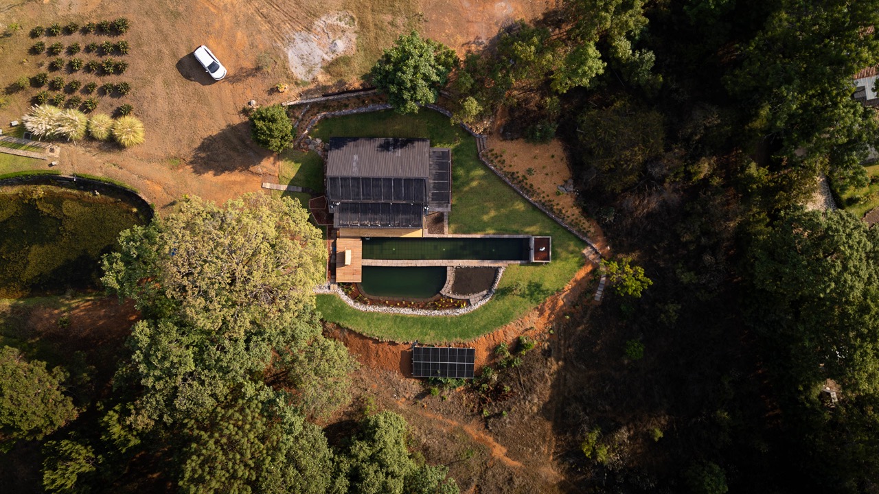 Casa Estero en Valle de Bravo. Biopiscina. Diseño por Uriel Palomar, Paralelo Estudio.